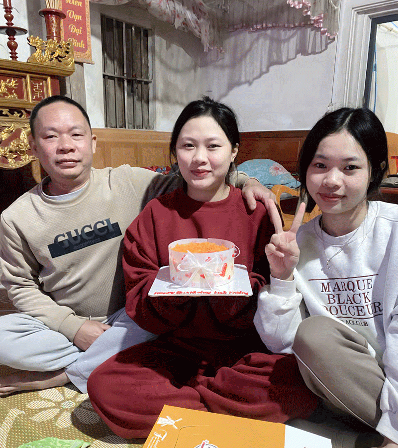 Hương (áo đỏ) bên bố và em gái&nbsp;