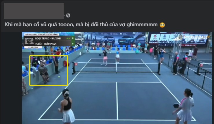 Nam thanh niên (bên trái) chia sẻ lại clip về tình huống cổ vũ vợ quá to và rồi nhận cú đánh bóng vào "chỗ hiểm"