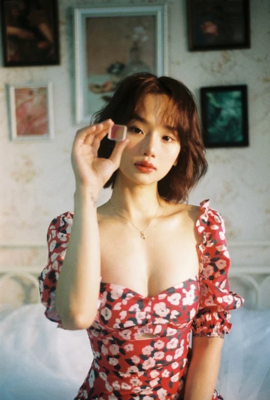 Lê Hoàng chia sẻ gặp Miu Lê khi cô 17 tuổi, ấn tượng cao lớn nhưng hơi thô và “tồ”. Nhưng hai năm sau, gặp lại Miu Lê, cô đã trở thành một thiếu nữ đúng nghĩa về mọi chuyện, trừ tính tình.