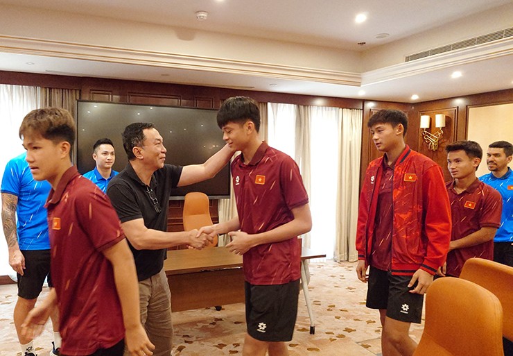 Chủ tịch VFF gặp gỡ các tuyển thủ U17 Việt Nam.