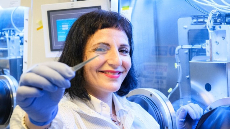 Phó giáo sư Annalisa Bruno của NTU đang quan sát cấu trúc siêu mỏng của pin mặt trời perovskite.