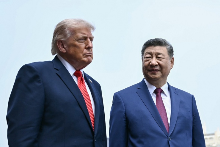 Chủ tịch Trung Quốc Tập Cận Bình và Tổng thống Mỹ Donald Trump tham quan Thiên Đàn ở Bắc Kinh ngày 14/5/2026. Ảnh: AP