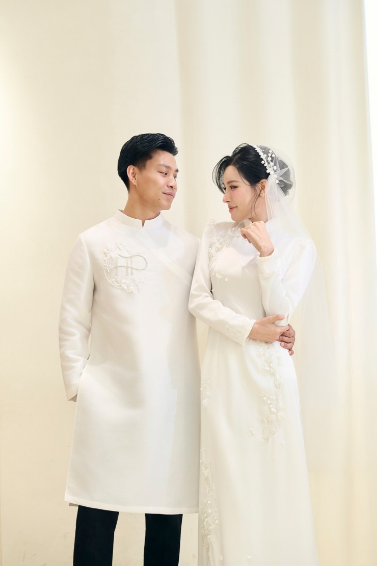 Ba trang phục cưới của vợ cầu thủ Vũ Văn Thanh - 3