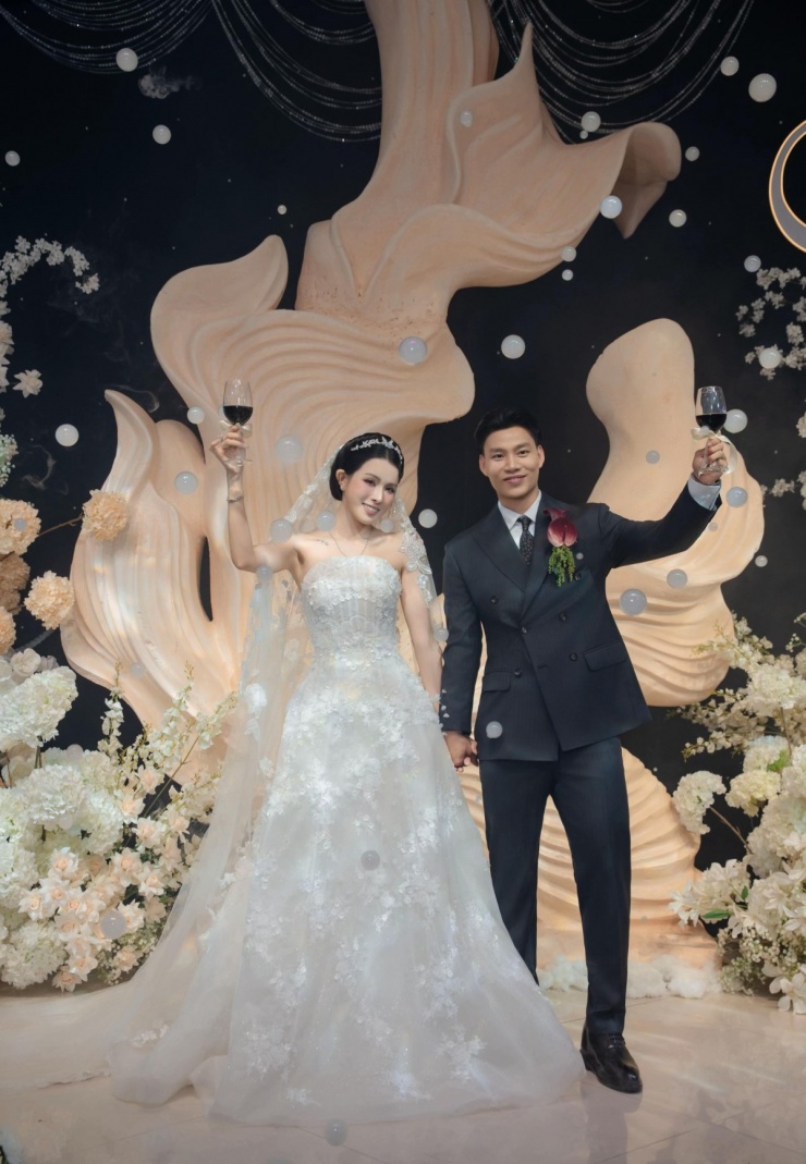 Ba trang phục cưới của vợ cầu thủ Vũ Văn Thanh - 6