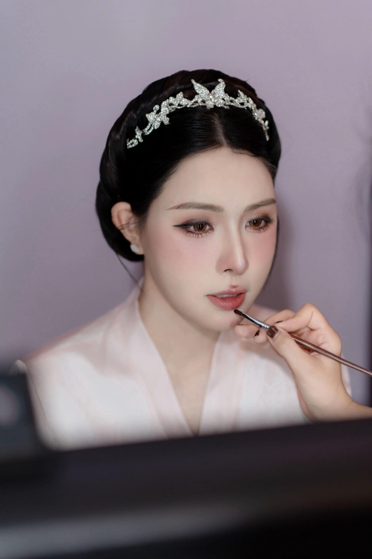 Ba trang phục cưới của vợ cầu thủ Vũ Văn Thanh - 7