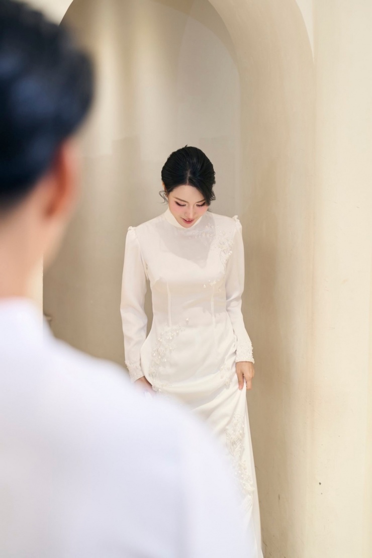 Ba trang phục cưới của vợ cầu thủ Vũ Văn Thanh - 5