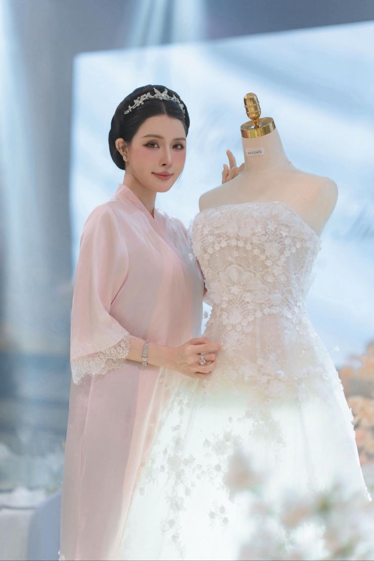 Ba trang phục cưới của vợ cầu thủ Vũ Văn Thanh - 8