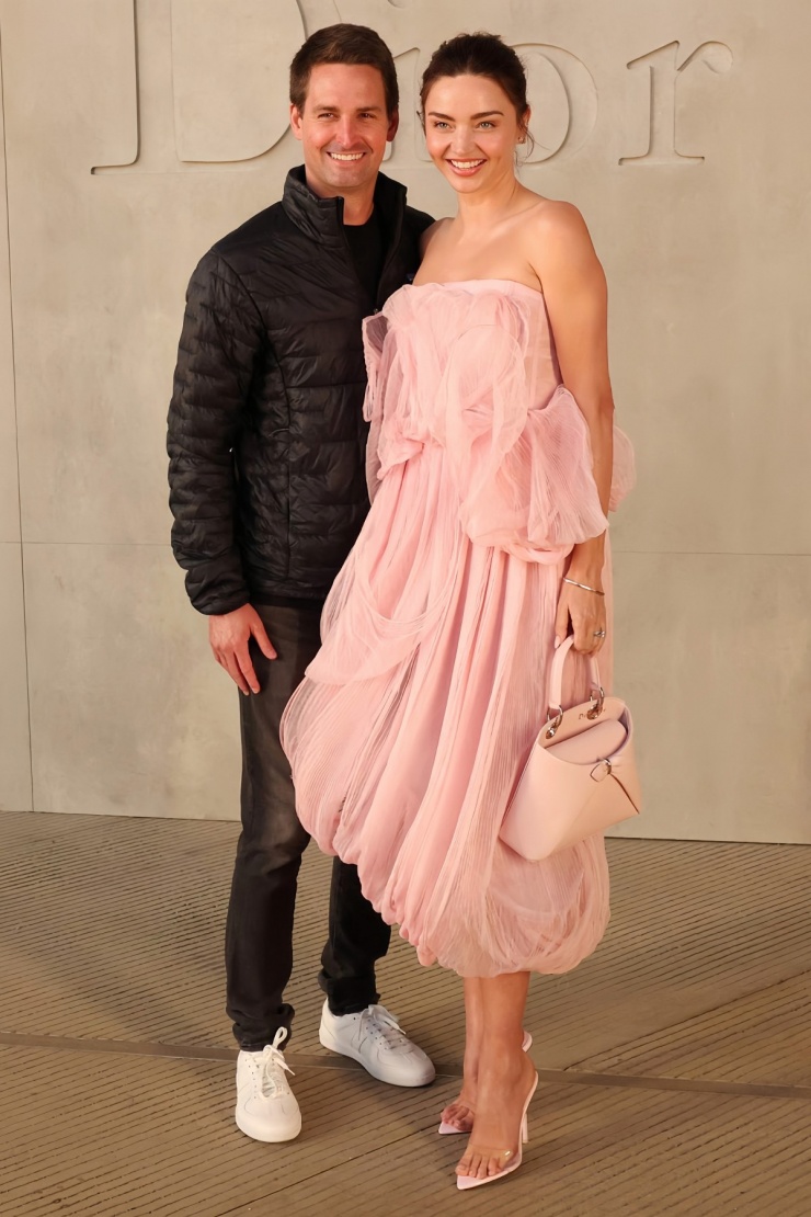 Miranda Kerr lộng lẫy, chồng tỷ phú xuề xòa ở show Dior - 1