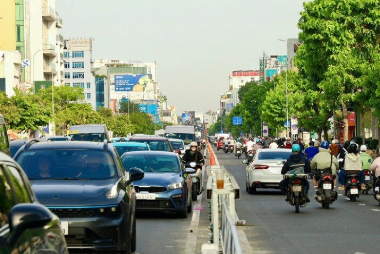 Bất ngờ với hình ảnh ngày đầu tiên vận hành làn đảo chiều trên đường Cộng Hòa