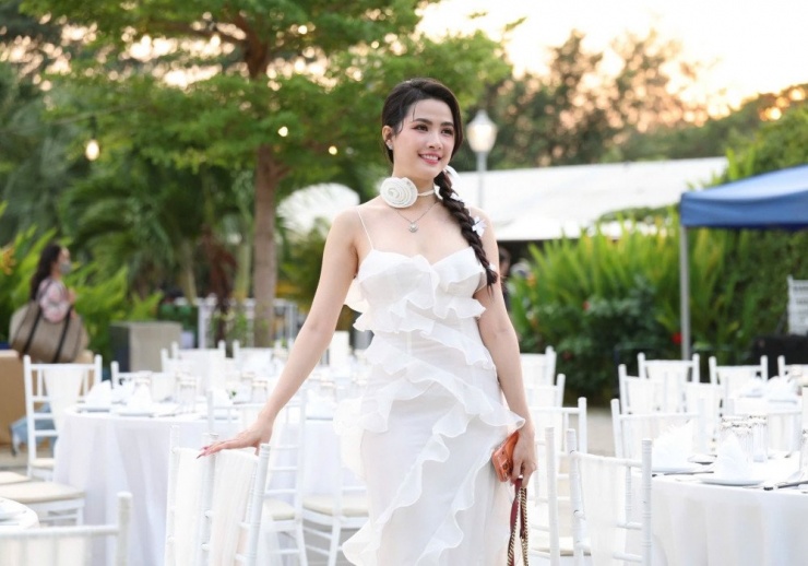 Phan Thị Mơ sinh năm 1990, tham gia nhiều cuộc thi hoa hậu và đoạt giải.&nbsp;