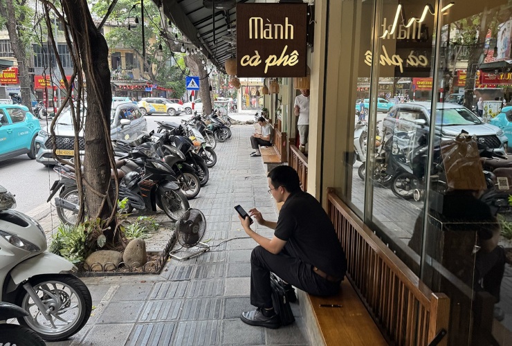 Khu vực dành cho khách ngoài vỉa hè được thu hẹp. Ảnh: D.A