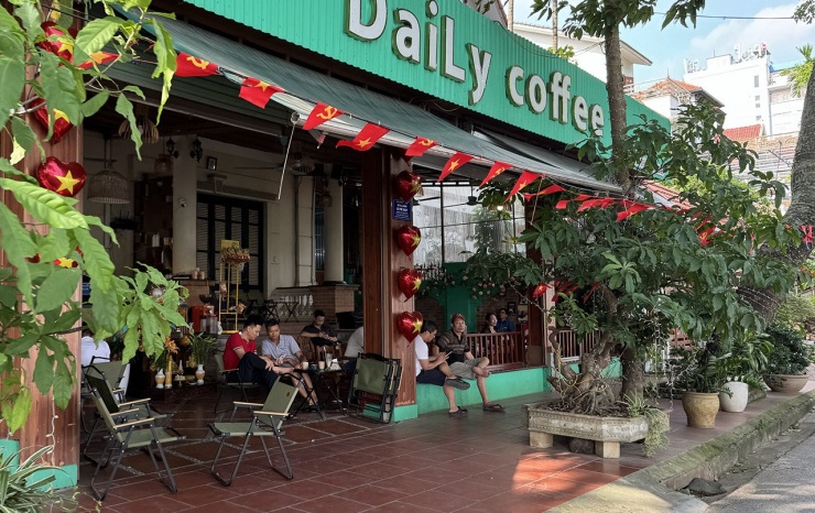 Quán cà phê không còn ngồi tràn ra vỉa hè, nhưng vẫn có không gian mở để khách hàng ngắm phố phường. Ảnh: D.A