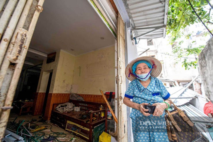 “Gia đình tôi thuộc diện thu hồi khoảng 60 m2 đất, hiện gia đình đã nhận thông báo đền bù và dự kiến được bố trí tái định cư tại khu vực Đại Mỗ. Dù ở đây lâu năm nhưng chúng tôi đồng tình, ủng hộ chủ trương của TP.Hà Nội”, bà M, sinh sống trên đường Nguyễn Trãi cho biết.