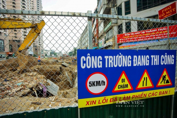 Theo Ban Quản lý dự án Đầu tư xây dựng công trình giao thông TP Hà Nội, 3 đoạn tuyến đường Vành đai 2,5 dự kiến hoàn thành trong quý IV năm 2026, góp phần tạo diện mạo mới cho đô thị dọc tuyến và giảm ùn tắc nội đô. Trong ảnh, đường Vành đai 2.5 đoạn tuyến khu đô thị mới Dịch Vọng - Dương Đình Nghệ (phường Cầu Giấy và phường Yên Hòa) đang được triển khai thi công.