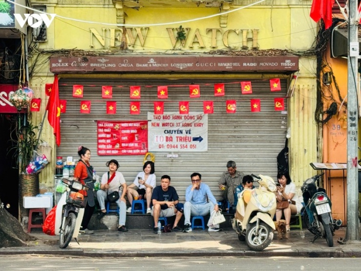 Dù dự thảo quy định phải chừa tối thiểu 1,5 m cho người đi bộ nhưng thực tế có kiểm soát được không?