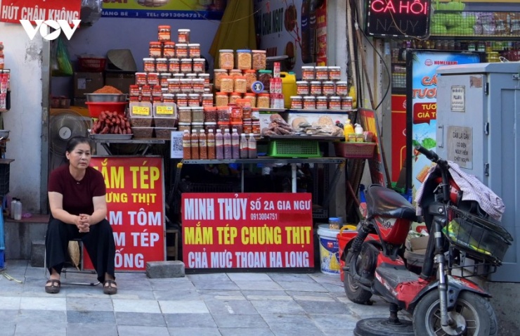 Cửa hàng của chị Hoàng Lan trên phố Gia Ngư (phường Hoàn Kiếm), khu vực nhiều hộ kinh doanh kỳ vọng đề xuất cho thuê vỉa hè sẽ giúp ổn định buôn bán và sinh kế