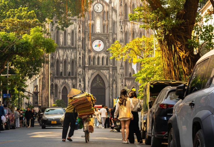 Khung cảnh cổ kính trước Nhà thờ Lớn Hà Nội. Ảnh: Pexels.