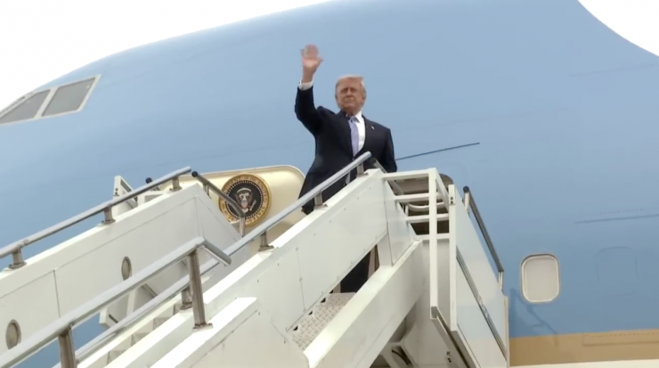 Ông Trump trên máy bay Air Force One trước khi cất cánh rời Bắc Kinh. Ảnh: CNN.
