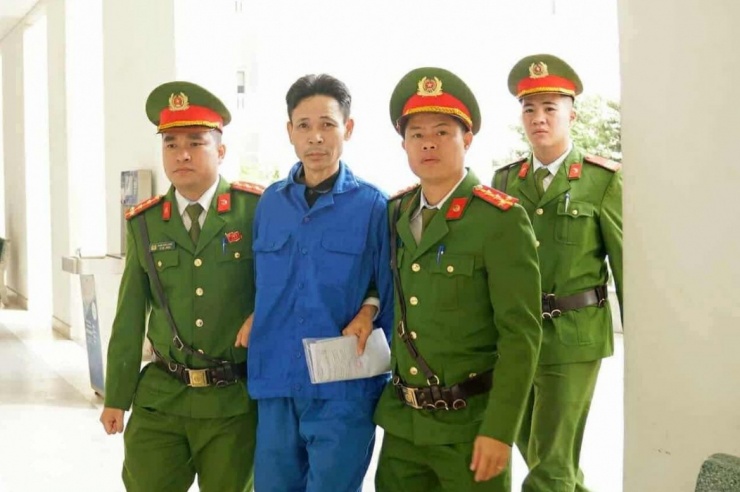 Dẫn giải bị cáo Cao Văn Hùng