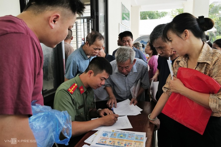 Ôm bao tải nhận tiền đền bù đất - 2