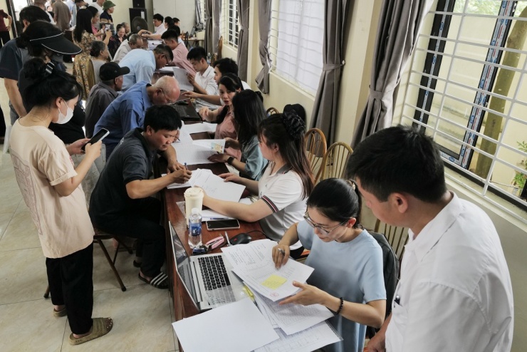 Ôm bao tải nhận tiền đền bù đất - 6