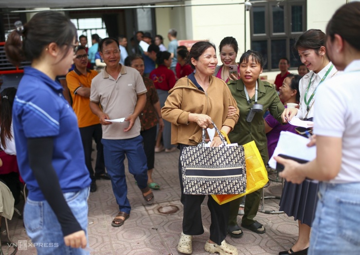 Ôm bao tải nhận tiền đền bù đất - 10