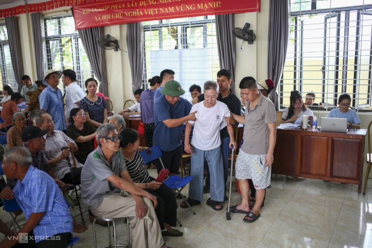 Ôm bao tải nhận tiền đền bù đất - 7
