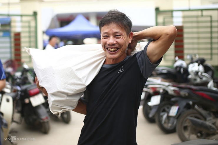 Ôm bao tải nhận tiền đền bù đất - 11