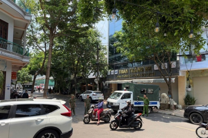 Nam thanh niên cầm dao cố thủ gần 2 ngày trong quán cà phê ở Buôn Ma Thuột