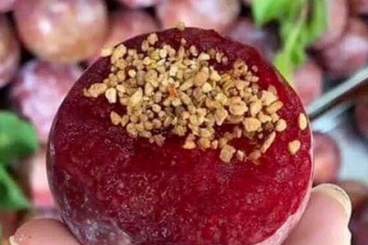Ăn mận hậu có gây nóng trong và nổi mụn?