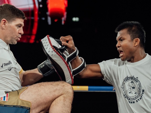 Thánh Muay Buakaw dạy võ cho huyền thoại Liverpool