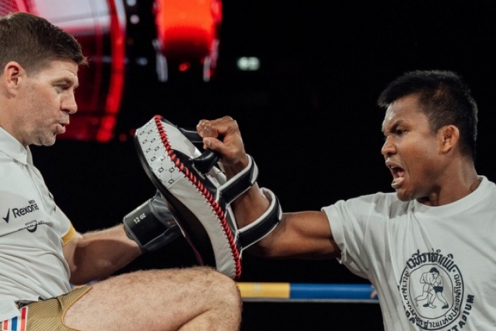 Thánh Muay Buakaw dạy võ cho huyền thoại Liverpool