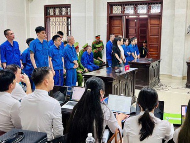 VIDEO: Dẫn giải trùm" ma túy Bùi Đình Khánh cùng 3 đồng phạm bị tuyên án tử hình rời tòa