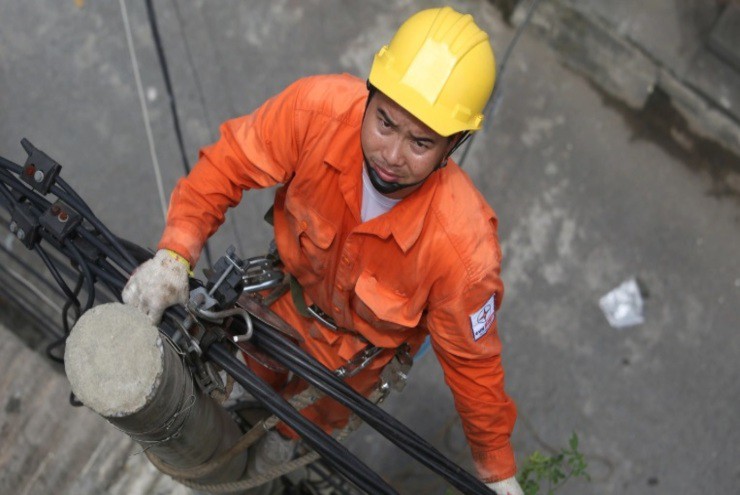 EVN giảm lỗ gần 40.000 tỷ đồng có liên quan gì đến 4 lần tăng giá bán lẻ điện?