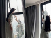 Mát lòng cảnh cô gái mời nước anh thợ treo mình giữa trời nóng lau kính cao ốc