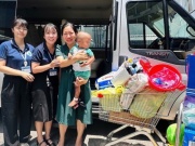 Bé trai 2 tuổi bị mẹ và người tình bạo hành được xuất viện