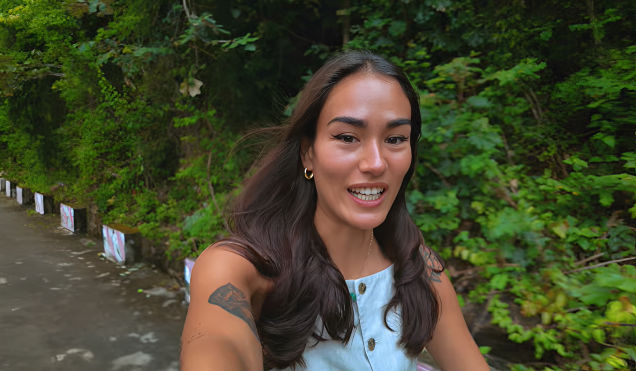 Diana đạp xe khám phá làng Việt Hải. Ảnh: Diana Neven