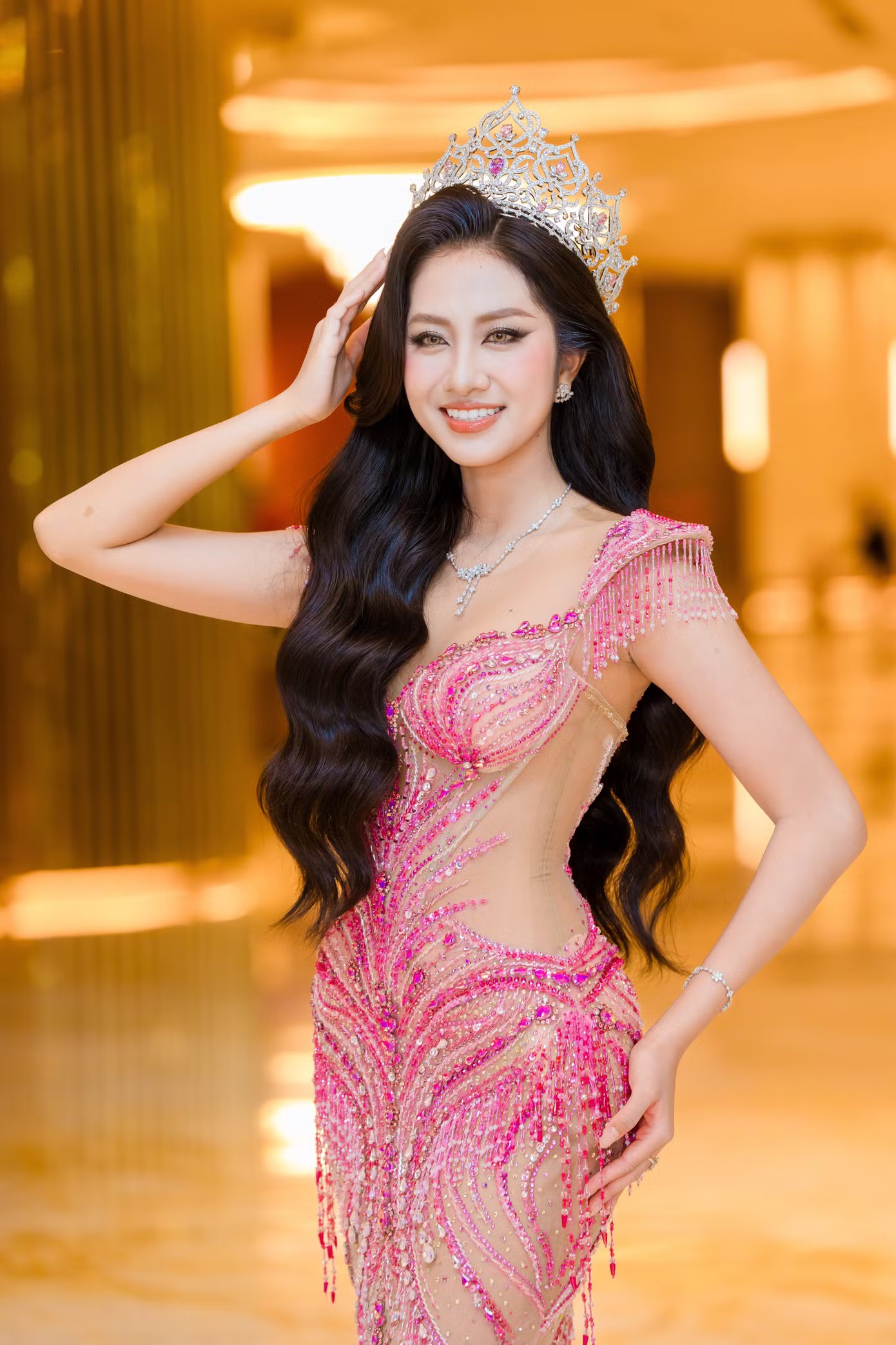 Xuất hiện tại họp báo khởi động Hoa hậu Việt Nam 2026, đương kim Hoa hậu Hà Trúc Linh gây ấn tượng với phong cách mới mẻ. Người đẹp chọn cách trang điểm hiện đại với điểm nhấn là đôi mắt sắc sảo. Cô làm mới bản thân khi diện thiết kế váy dạ hội đính kết trên chất liệu xuyên thấu, khoe vóc dáng quyến rũ. Nhiều khán giả nhận xét Hà Trúc Linh có sự phá cách ấn tượng so với hình ảnh thường thấy.