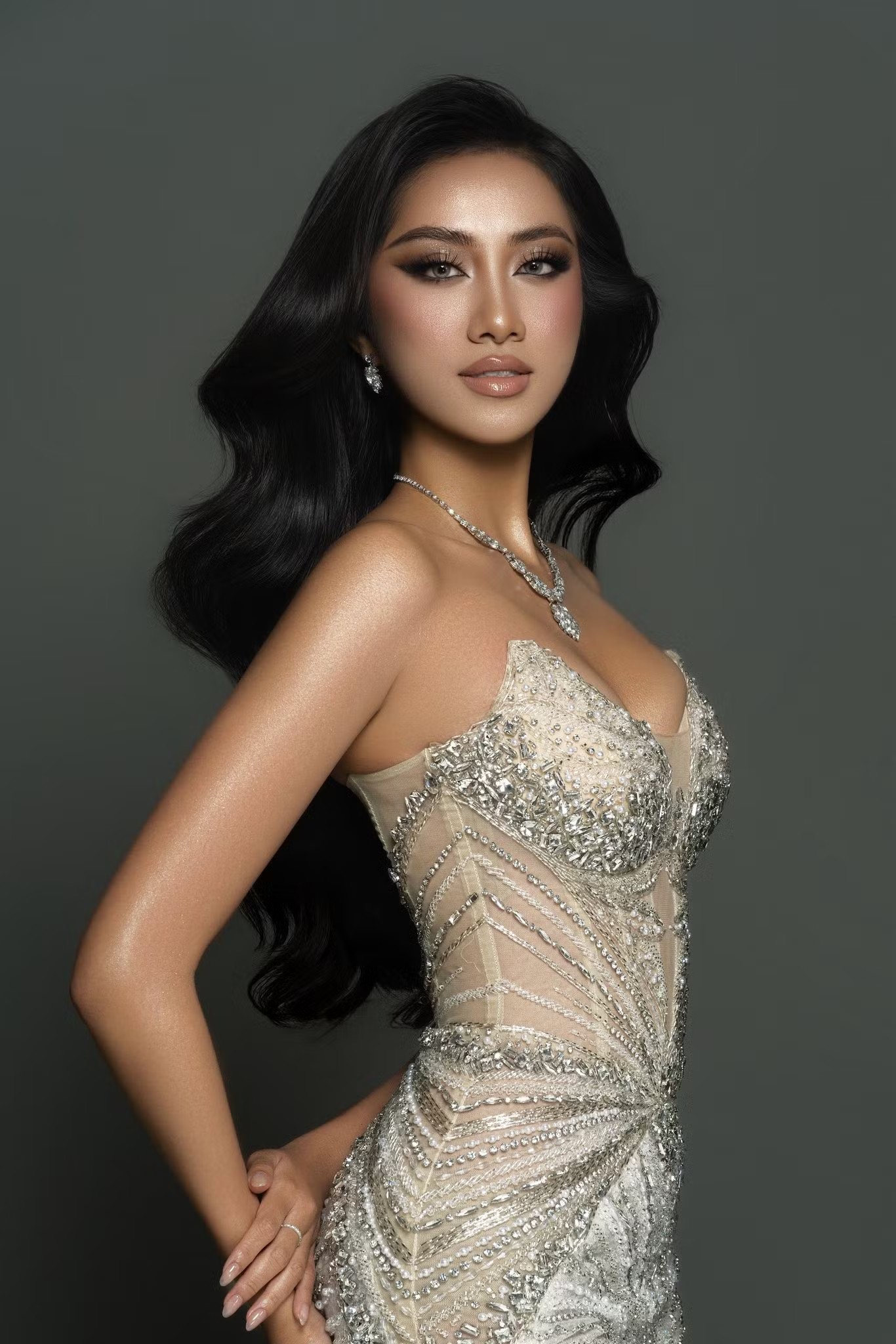 Hoa hậu Hà Trúc Linh thay đổi phong cách trước khi hết nhiệm kỳ - 12