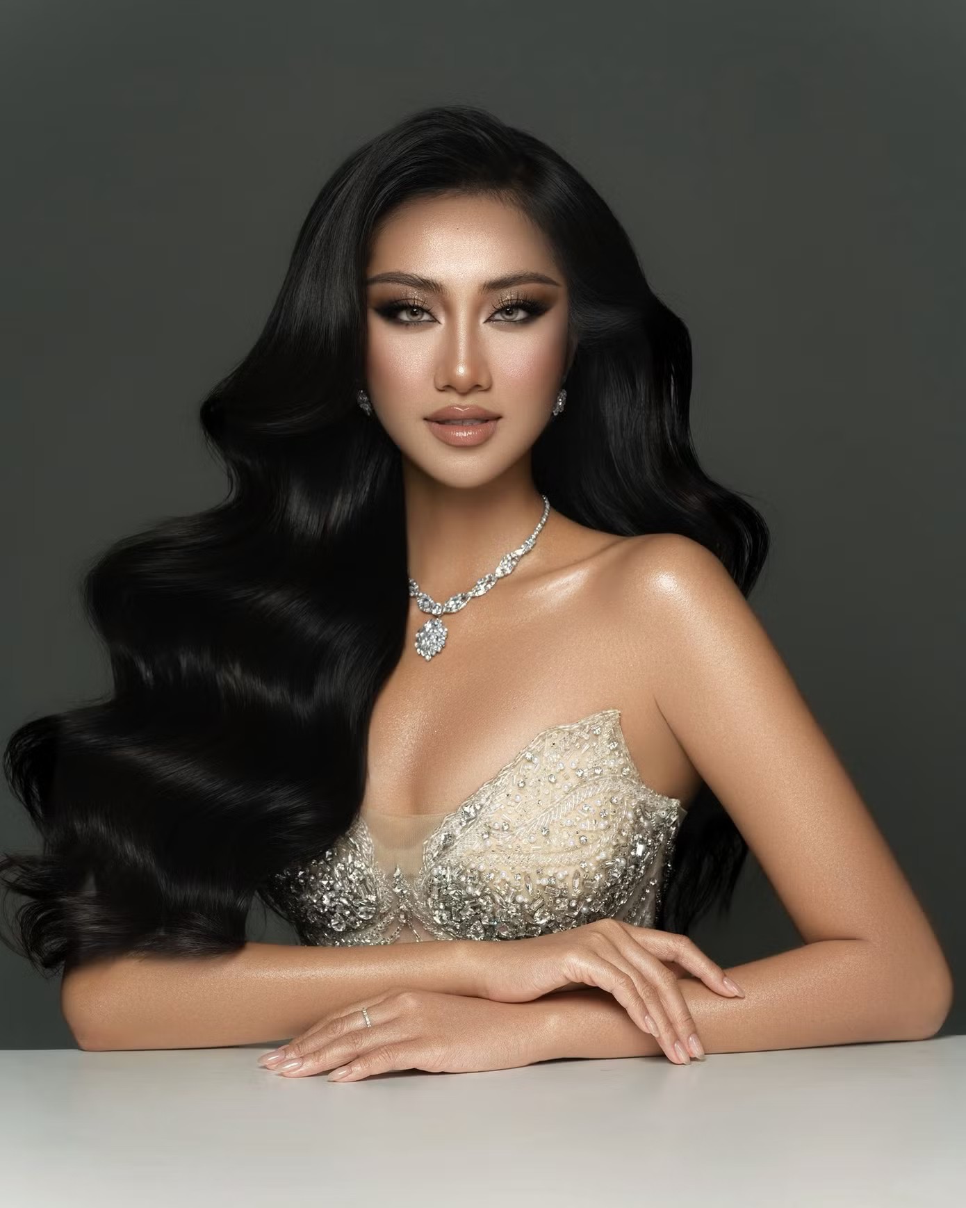Hoa hậu Hà Trúc Linh thay đổi phong cách trước khi hết nhiệm kỳ - 13