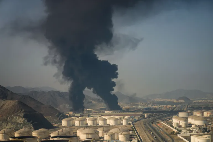 Một vụ hỏa hoạn tại cơ sở dầu khí ở Fujairah - UAE vì trúng mảnh vỡ do quá trình đánh chặn máy bay không người lái hôm 14-3. Ảnh: AP