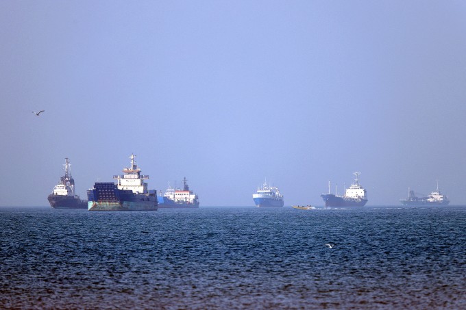 Các tàu thả neo ở eo biển Hormuz ngày 4/5. Ảnh: AFP