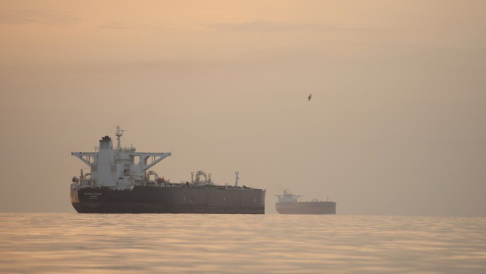 Tàu chở dầu neo đậu tại eo biển Hormuz ngoài khơi đảo Qeshm của Iran ngày 18-4. Ảnh AP