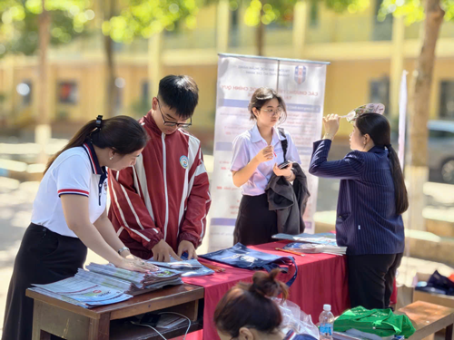 Thí sinh tham khảo thông tin học phí của các trường đại học .Ảnh: HUẾ XUÂN