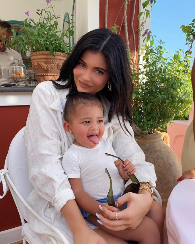Kylie Jenner bên con gái Stormi. Ảnh: Instagram