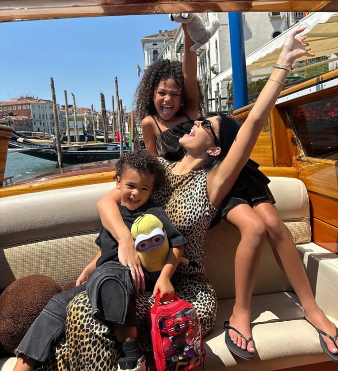 Kylie Jenner bên hai con. Ảnh: Instagram