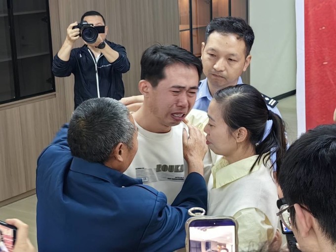 Ông Đặng Chương Hóa và con trai Tôn Siêu đoàn tụ trong buổi nhận thân tại Tứ Xuyên hôm 8/5. Ảnh: Sina