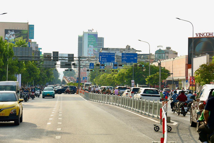 Bất ngờ với hình ảnh ngày đầu tiên vận hành làn đảo chiều trên đường Cộng Hòa - 4