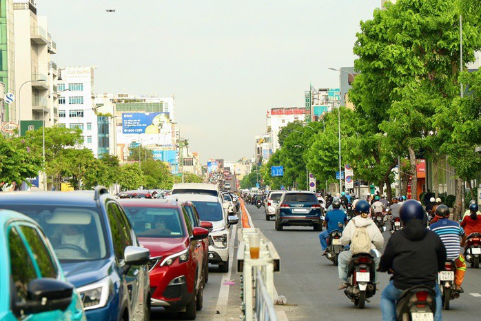 Bất ngờ với hình ảnh ngày đầu tiên vận hành làn đảo chiều trên đường Cộng Hòa - 5