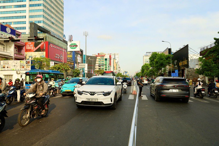 Bất ngờ với hình ảnh ngày đầu tiên vận hành làn đảo chiều trên đường Cộng Hòa - 2